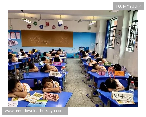 家校联赛教师扑救瞬间,学生尖叫鼓掌 家校联赛教师扑救瞬间,学生尖叫鼓掌